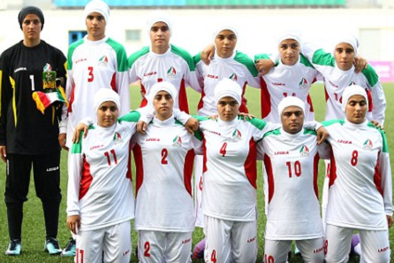 8 لاعبين ذكور في المنتخب النسائي الايراني يتسببون بفضيحة مجلجلة لبلادهم صورة رقم 2