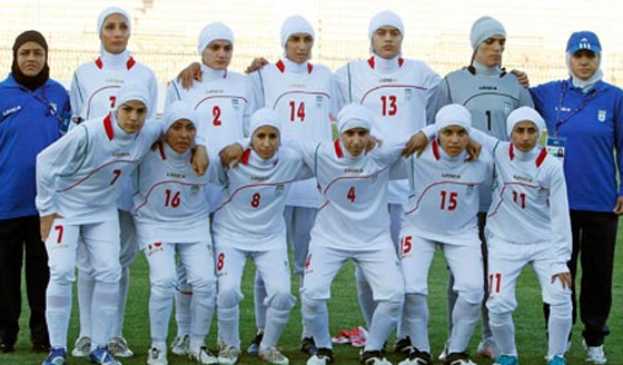 8 لاعبين ذكور في المنتخب النسائي الايراني يتسببون بفضيحة مجلجلة لبلادهم صورة رقم 1