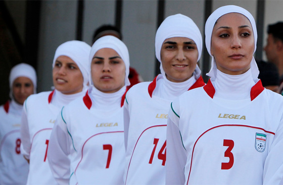 8 لاعبين ذكور في المنتخب النسائي الايراني يتسببون بفضيحة مجلجلة لبلادهم صورة رقم 6