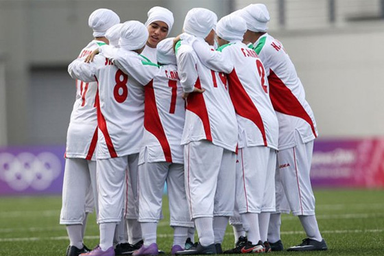 8 لاعبين ذكور في المنتخب النسائي الايراني يتسببون بفضيحة مجلجلة لبلادهم صورة رقم 7