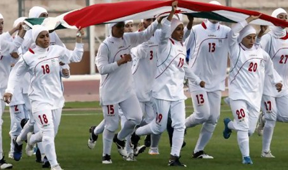 8 لاعبين ذكور في المنتخب النسائي الايراني يتسببون بفضيحة مجلجلة لبلادهم صورة رقم 4