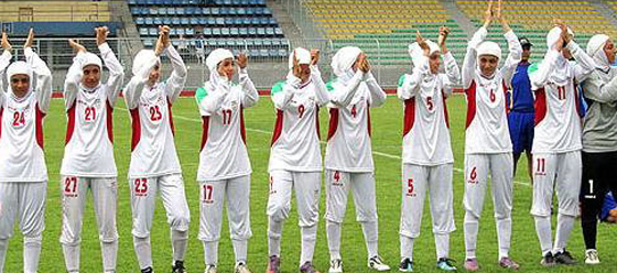 8 لاعبين ذكور في المنتخب النسائي الايراني يتسببون بفضيحة مجلجلة لبلادهم صورة رقم 5