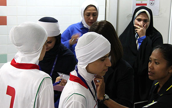 8 لاعبين ذكور في المنتخب النسائي الايراني يتسببون بفضيحة مجلجلة لبلادهم صورة رقم 10