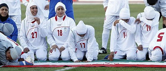 8 لاعبين ذكور في المنتخب النسائي الايراني يتسببون بفضيحة مجلجلة لبلادهم صورة رقم 8