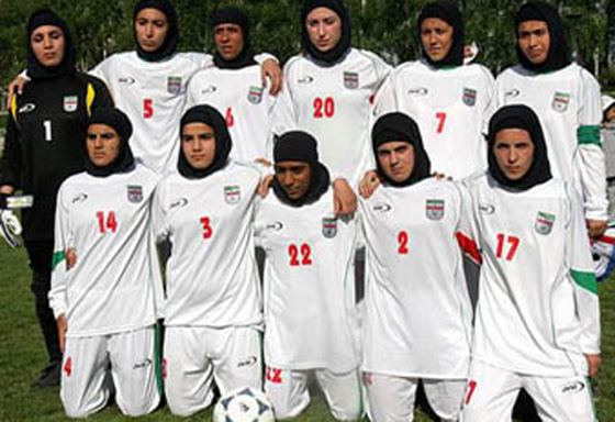 8 لاعبين ذكور في المنتخب النسائي الايراني يتسببون بفضيحة مجلجلة لبلادهم صورة رقم 3