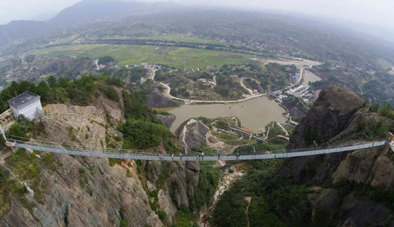 لمن يجرؤ فقط.. جسر مرعب من الزجاج المقوّى في الصين صورة رقم 1