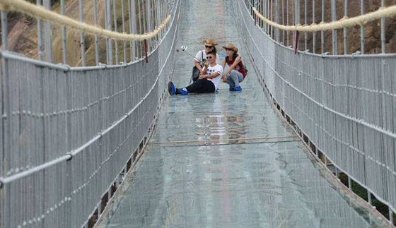 لمن يجرؤ فقط.. جسر مرعب من الزجاج المقوّى في الصين صورة رقم 2