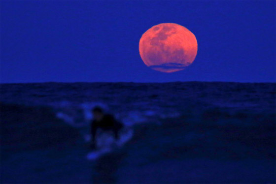 صور لخسوف القمر العملاق من مختلف انحاء العالم  صورة رقم 2