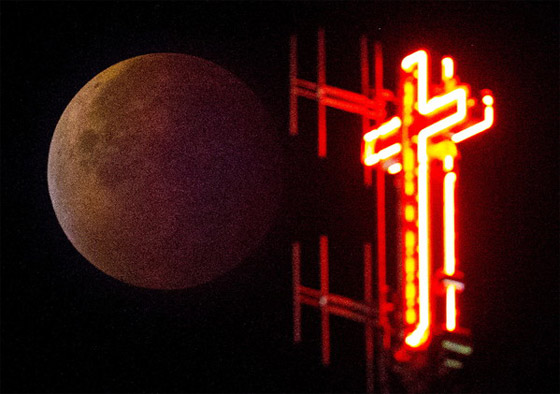 صور لخسوف القمر العملاق من مختلف انحاء العالم  صورة رقم 5