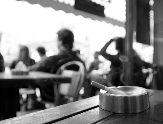  68 يورو غرامة على من يلقي اعقاب السجائر في شوارع باريس  صورة رقم 1