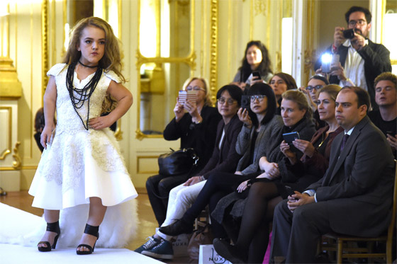 باريس: عارضات قصيرات يتالقن على منصة اسبوع الموضة  صورة رقم 2