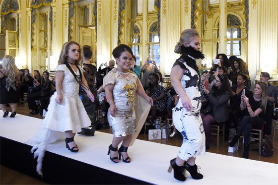 باريس: عارضات قصيرات يتالقن على منصة اسبوع الموضة  صورة رقم 1