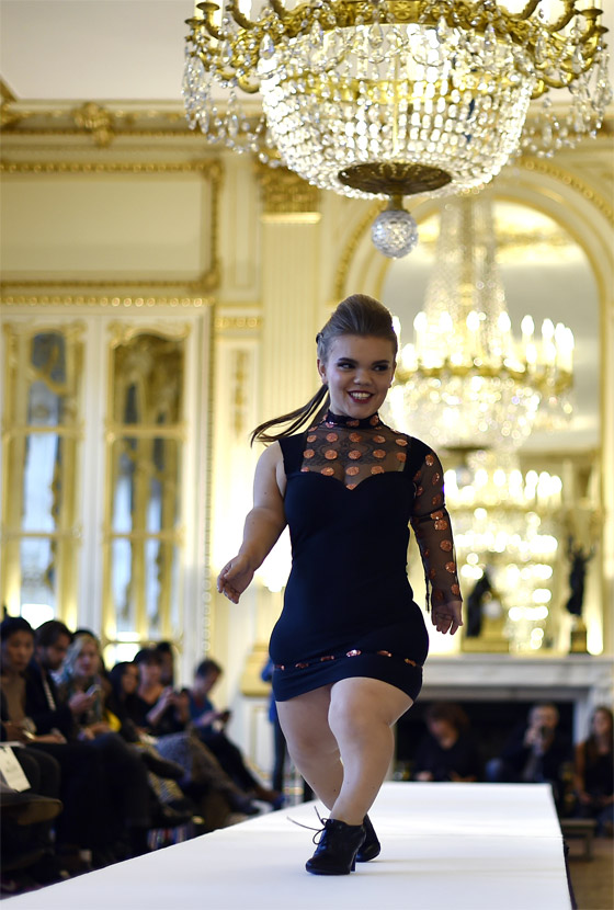 باريس: عارضات قصيرات يتالقن على منصة اسبوع الموضة  صورة رقم 3