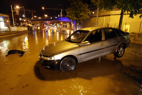 الفيضانات العنيفة تقتل 12 شخصا في جنوب فرنسا صورة رقم 4