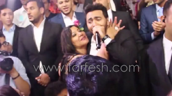 قبلة على الخد لتامر حسني من معجبة اصطادته في فرح! صورة رقم 1