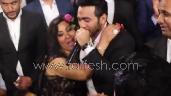 قبلة على الخد لتامر حسني من معجبة اصطادته في فرح! صورة رقم 2