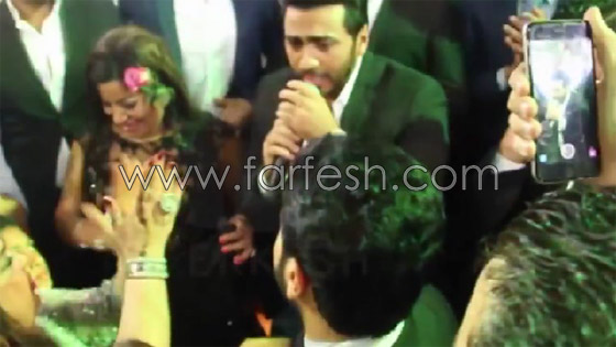 قبلة على الخد لتامر حسني من معجبة اصطادته في فرح! صورة رقم 4