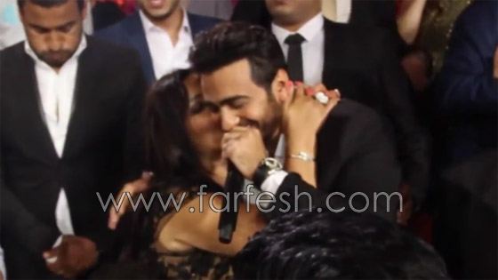 قبلة على الخد لتامر حسني من معجبة اصطادته في فرح! صورة رقم 3