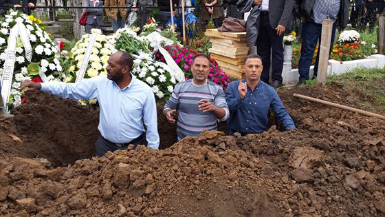 رابطة الوطن تكسر الحواجز وتدفع مسيحيا مصريا  لدفن بلدياته المسلم صورة رقم 4