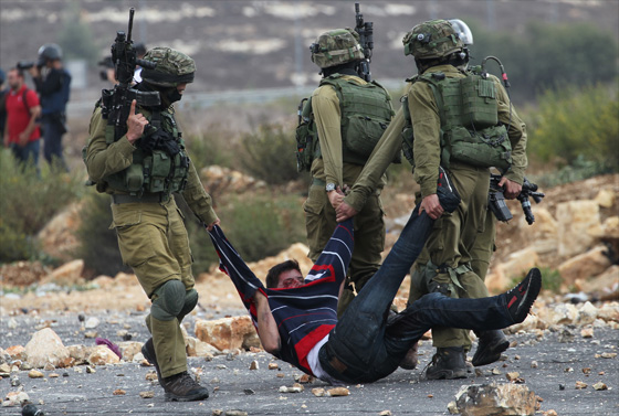 وحوش اسرائيل يندسون بين الفلسطينيين ويطلقون النار عليهم!! صورة رقم 12