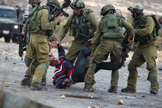 وحوش اسرائيل يندسون بين الفلسطينيين ويطلقون النار عليهم!! صورة رقم 10