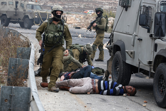 وحوش اسرائيل يندسون بين الفلسطينيين ويطلقون النار عليهم!! صورة رقم 14