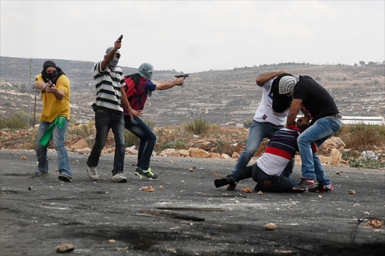 وحوش اسرائيل يندسون بين الفلسطينيين ويطلقون النار عليهم!! صورة رقم 7