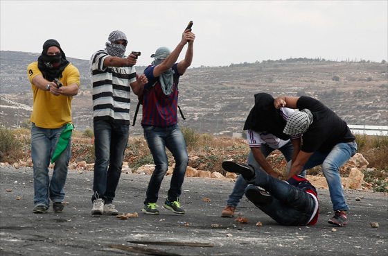 وحوش اسرائيل يندسون بين الفلسطينيين ويطلقون النار عليهم!! صورة رقم 6