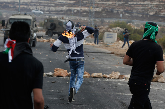 وحوش اسرائيل يندسون بين الفلسطينيين ويطلقون النار عليهم!! صورة رقم 19