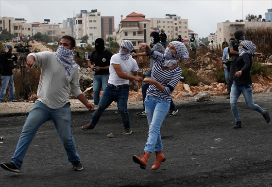 وحوش اسرائيل يندسون بين الفلسطينيين ويطلقون النار عليهم!! صورة رقم 18