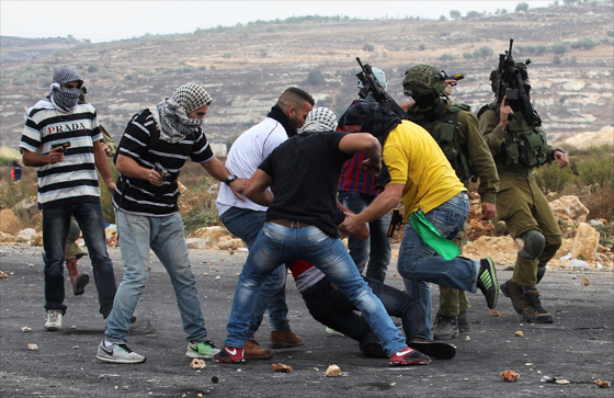 وحوش اسرائيل يندسون بين الفلسطينيين ويطلقون النار عليهم!! صورة رقم 5