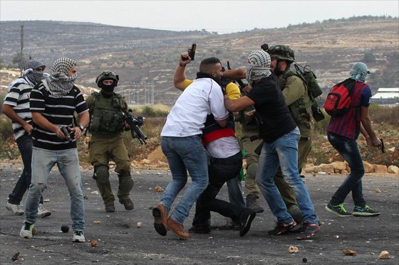 وحوش اسرائيل يندسون بين الفلسطينيين ويطلقون النار عليهم!! صورة رقم 9