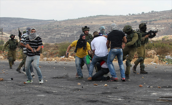 وحوش اسرائيل يندسون بين الفلسطينيين ويطلقون النار عليهم!! صورة رقم 2