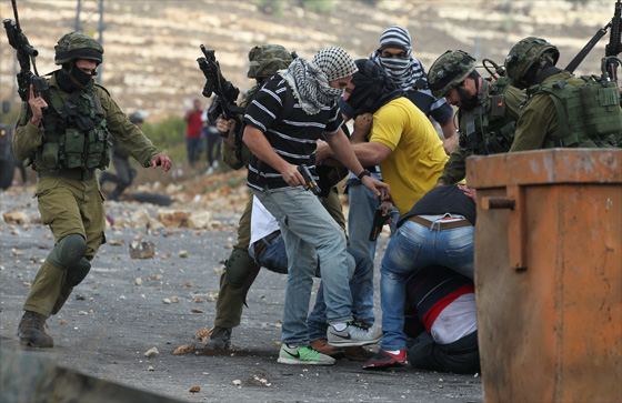 وحوش اسرائيل يندسون بين الفلسطينيين ويطلقون النار عليهم!! صورة رقم 3