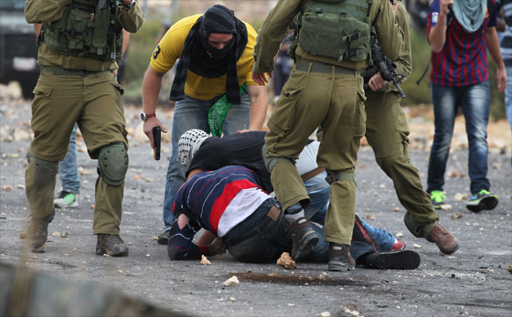 وحوش اسرائيل يندسون بين الفلسطينيين ويطلقون النار عليهم!! صورة رقم 4