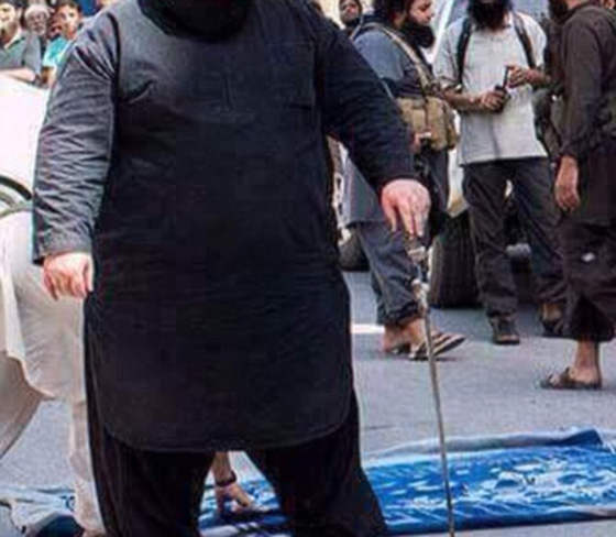 بلدوزر داعش.. عملاق يقطع والرؤوس ويحمل رشاشا يزن 52 كغم صورة رقم 3