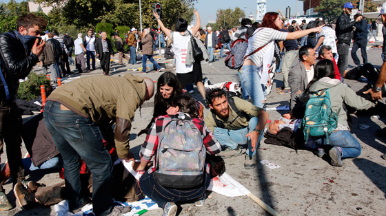 قتلى وجرحى في انفجار وسط مظاهرة للسلام في انقرة التركية صورة رقم 2