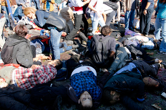 قتلى وجرحى في انفجار وسط مظاهرة للسلام في انقرة التركية صورة رقم 6
