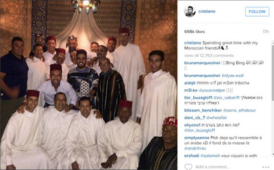 صور كريستيانو رونالدو يرتدي الزي المغربي مع الطربوش ويكتب بالعربية! صورة رقم 1