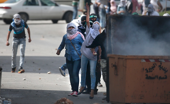 المراة الفلسطينية تشمر عن ساعدها وتنزل الى ساحة المواجهات مع الاحتلال صورة رقم 3