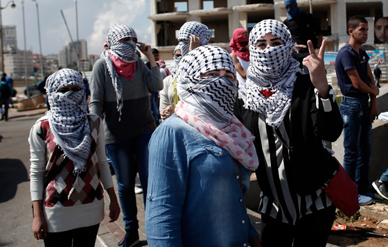 المراة الفلسطينية تشمر عن ساعدها وتنزل الى ساحة المواجهات مع الاحتلال صورة رقم 5