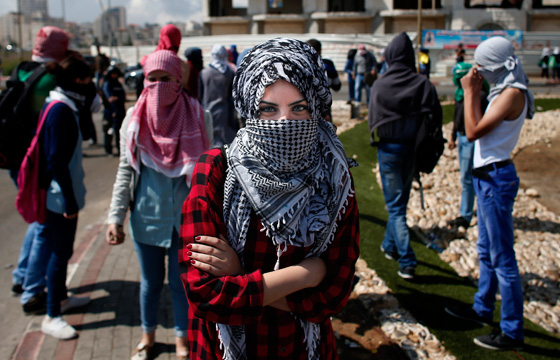 المراة الفلسطينية تشمر عن ساعدها وتنزل الى ساحة المواجهات مع الاحتلال صورة رقم 6