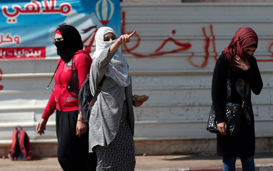 المراة الفلسطينية تشمر عن ساعدها وتنزل الى ساحة المواجهات مع الاحتلال صورة رقم 8