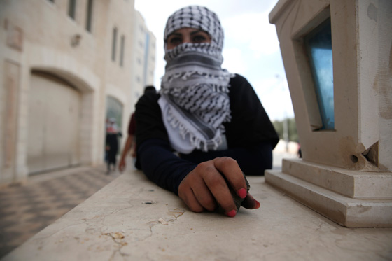 المراة الفلسطينية تشمر عن ساعدها وتنزل الى ساحة المواجهات مع الاحتلال صورة رقم 18