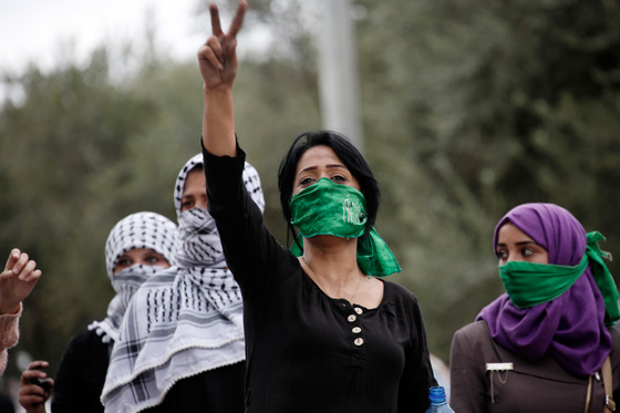 المراة الفلسطينية تشمر عن ساعدها وتنزل الى ساحة المواجهات مع الاحتلال صورة رقم 19