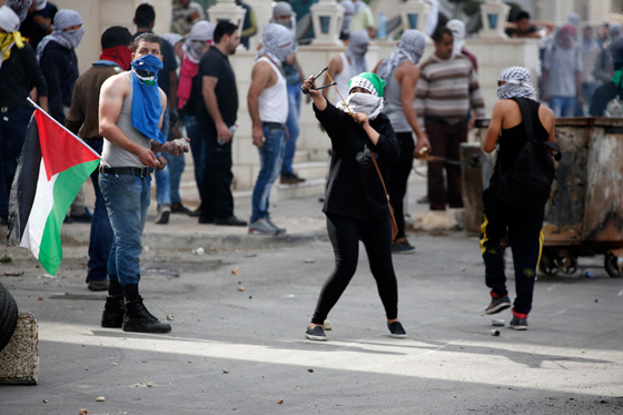 المراة الفلسطينية تشمر عن ساعدها وتنزل الى ساحة المواجهات مع الاحتلال صورة رقم 22