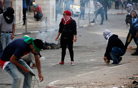 المراة الفلسطينية تشمر عن ساعدها وتنزل الى ساحة المواجهات مع الاحتلال صورة رقم 23
