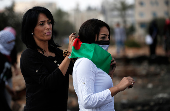 المراة الفلسطينية تشمر عن ساعدها وتنزل الى ساحة المواجهات مع الاحتلال صورة رقم 24