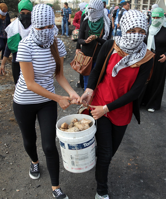 المراة الفلسطينية تشمر عن ساعدها وتنزل الى ساحة المواجهات مع الاحتلال صورة رقم 25