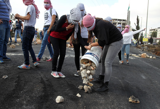 المراة الفلسطينية تشمر عن ساعدها وتنزل الى ساحة المواجهات مع الاحتلال صورة رقم 26